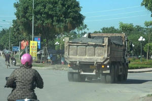 Người dân cảm thấy bất an khi xe tải chạy vào đường dân sinh