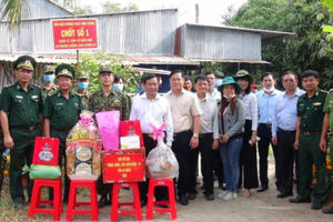 Lãnh đạo tỉnh An Giang thăm và tặng quà Tết các chốt phòng, chống dịch Covid-19 trên tuyến biên giới thị xã Tân Châu
