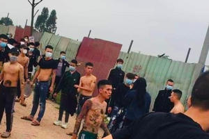 Video: Nhóm thanh niên xăm trổ bị hàng chục người dân tấn công bằng "vũ khí bốc mùi"