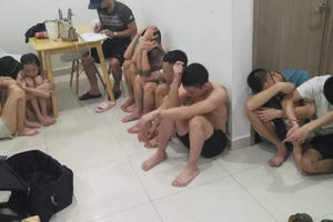 Chơi ma túy, thuê luôn 2 tiếp viên đến căn hộ để bay lắc