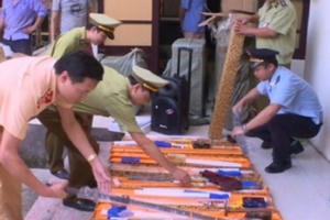 Bắc Ninh: Bắt xe tải chở theo nhiều kiếm dài bằng kim loại