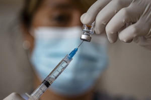 Chile phát hiện Bác sĩ thú y tiêm vaccine của chó cho nhiều người