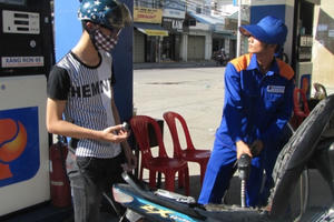 Kinh tế 24h: Xả quỹ bình ổn, giá xăng dầu vẫn đồng loạt tăng mạnh