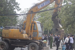 [Chùm ảnh]: Cưỡng chế các du thuyền, nhà nổi trên Hồ Tây