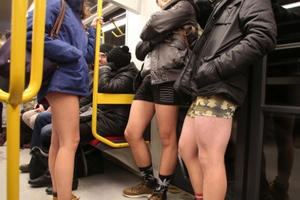 Thích thú với ngày hội không mặc quần trên tàu điện ngầm