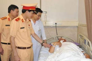 Trung tá CSGT bị tài xế xe taxi đâm trọng thương trên đường cao tốc