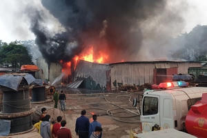 Hà Nội: Cháy chợ Xanh Linh Đàm, cột khói bốc cao hàng chục mét