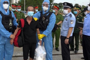 Lào Cai: Bàn giao 2 đối tượng tổ chức đưa người vượt biên cho công an Trung Quốc