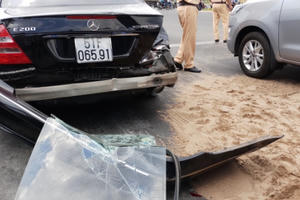 Xe ben lật nhào “nock out” xế hộp Mercedes và Innova