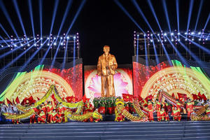 Trang trọng lễ Khánh thành Tượng 'Bác Hồ về thăm quê'