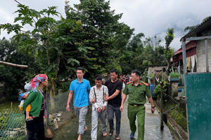 Tranh nhau ghế trong cuộc nhậu, "trai bản" giết người rồi trốn trên xà nhà
