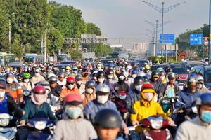 Hà Nội yêu cầu 126 xã, phường tổng rà soát số lượng ô tô, xe máy chạy xăng