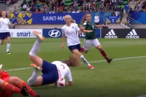 [Clip]: Bàn thắng "kì dị" của nữ cầu thủ U20 Anh