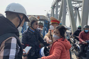 CSGT kịp thời ngăn chặn người đàn ông định nhảy cầu Chương Dương tự vẫn