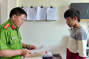 Nghịch điện thoại của bạn chị họ, bé 5 tuổi bị đánh gẫy 2 tay, chấn thương sọ não