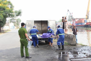 Nam thanh niên đầu đội mũ bảo hiểm tử vong dưới kênh