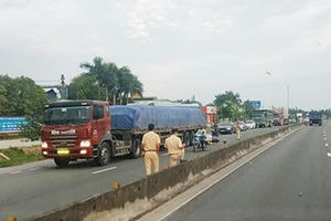 Chồng chết, vợ nguy kịch khi tông vào xe container cùng chiều