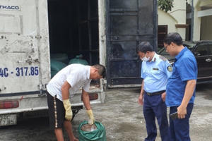 Hải Dương: Phát hiện gần 2 tấn mỡ lỏng đựng trong nilon đang bốc mùi hôi thối