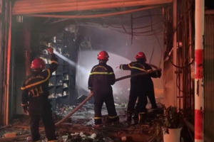 Đồng Nai: Một cửa hàng bán đồ trẻ em bốc cháy dữ dội