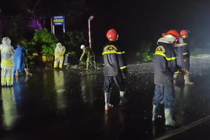 Kịp thời xử lý sự cố xe tải làm rơi hàng tấn vỏ hạt điều trên Quốc lộ 14