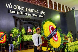 Nghệ sĩ nghẹn ngào tiễn biệt đạo diễn Phạm Đông Hồng