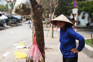 Muôn kiểu mưu sinh thời dẹp vỉa hè ở Hà Nội