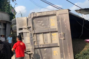 Tránh một cụ bà, xe tải lật đè người phụ nữ đi xe máy tử vong