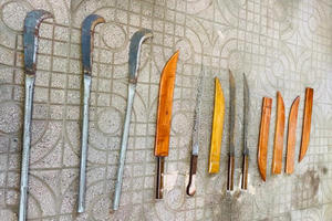 Phát hiện 7 mã tấu tự chế trong nhà trọ không số ở TP HCM