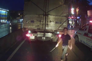 Clip tài xế xe cứu thương 37A vác dao dọa chém đối thủ