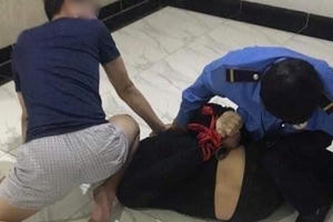 Hoá trang thành bảo vệ, công an bắt bắt kẻ mang 32 túi ma túy tại Hà Nội