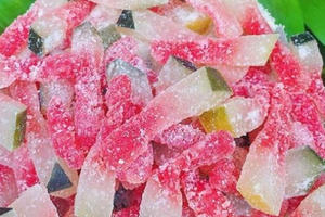 Chuyện lạ Hà thành, nhà giàu gom đồ 'bỏ đi' làm mứt Tết đãi khách