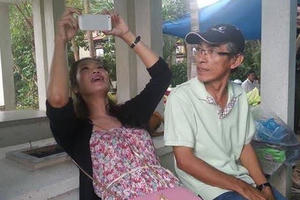 "Tự sướng" tại đám tang: Coi thường chốn linh thiêng để nổi tiếng?