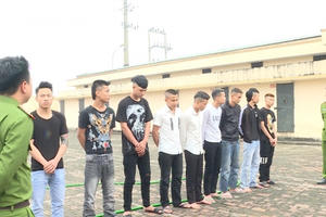 Hưng Yên: Nhóm thanh niên "choai" chửi bới, hò hét, đánh nhau ngay khu vực cổng Đền