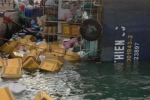 Bình Thuận: Tàu chở 70 tấn hàng đi đảo Phú Quý bị lật nghiêng