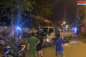 [Video]: Hiện trường vụ tai nạn cây xanh bật gốc đè trúng 2 mẹ con