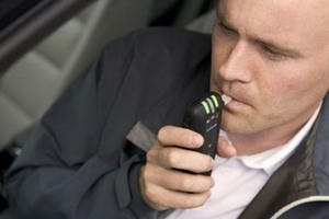 Mức phạt lái xe uống rượu bia ở các nước trên thế giới