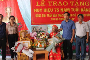 Hà Tĩnh: Đôi vợ chồng cùng nhận huy hiệu 75 năm tuổi Đảng