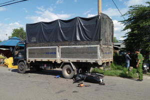 Xe máy cắm đầu vào đuôi xe tải, 2 người thương vong Xe máy cắm đầu vào đuôi xe tải, 2 người thương vong