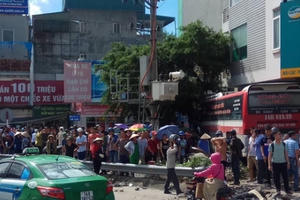 Xe khách đâm hàng loạt xe máy tại Quảng Ninh