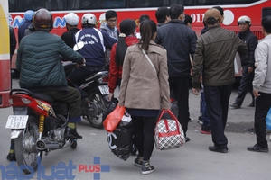 Bến xe “ngột thở” vì người dân đổ xô về nghỉ tết Dương lịch 2016