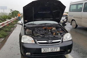 Đang lưu thông trên cao tốc Pháp Vân, ôtô bất ngờ bốc cháy