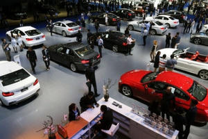 Hãng ồ ạt giảm giá, dân Việt vẫn chịu cảnh mua xe giá đắt, bị "chặt chém"