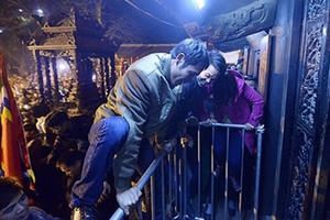 Những điểm “chưa đẹp mắt” của lễ hội Khai ấn Đền Trần Nam Định những năm trước