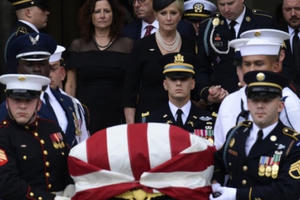 Tang lễ John McCain - Lời cảnh tỉnh về một nước Mỹ chia rẽ vì Trump