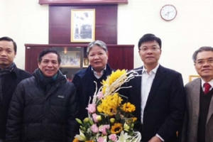 Bộ trưởng Hà Hùng Cường chúc mừng Thứ trưởng Lê Thành Long trúng cử