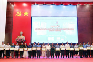 Phóng viên Báo Pháp luật Việt Nam nhận Bằng khen của Chủ tịch UBND tỉnh Hậu Giang