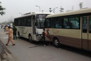 Hà Nội: Xe khách đưa tang gây tai nạn liên hoàn, 1 người tử vong