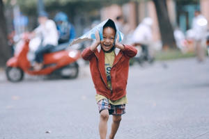 Cậu bé xếp dép ở nhà thờ Đức Bà dự buổi lễ khai giảng đầu đời: "Đạt sẽ được đi học miễn phí suốt 12 năm"