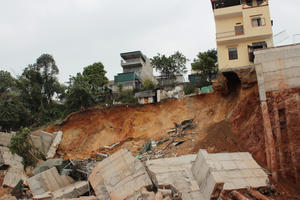 Quảng Ninh: Sạt lở bờ kè, 16 hộ dân phải di dời khỏi vùng nguy hiểm