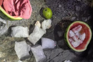 Hai vợ chồng giấu ma túy trong quả dưa hấu nhằm qua mặt cơ quan công an